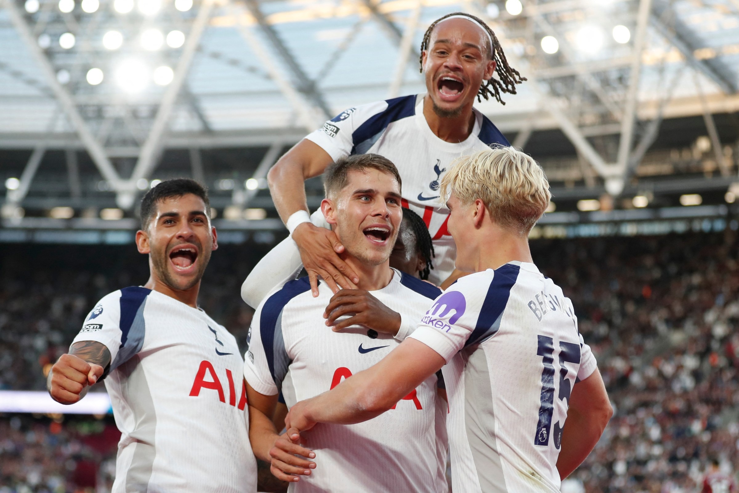 Nhận định soi kèo Leeds vs Tottenham lúc 18h30 ngày 4/10/2025